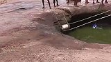 印度水井下雨把井灌满了，村民把脏水打出来，就有新的水喝了！