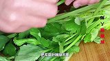 芹菜搭配杏鲍菇炒出新高度，这做法能馋死人，孩子超爱吃