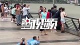 上海外滩惊现最敬业摄影师，萌娃穿雨衣趴地拍照，网友：从小培养