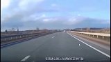 行车记录仪小轿车野蛮式超车，被对向大货车直接撞碎车头