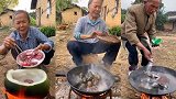 老爷爷在山沟沟里捡来蚌壳煮熟了肉就出来了