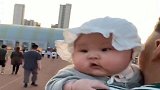 当爸爸抱着宝宝的时候，宝宝居然这个反应，网友：萌化了