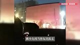 男子10万大金链子探亲中丢失，民警：被小女孩捡走当玩具