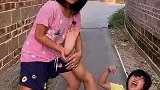 我的脚又不是话筒，你干嘛拿着唱歌啊？