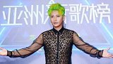 陈志朋复出时因怪异服装被喷，现因五星红旗获得支持！