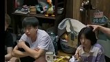 黄渤偷偷从背后摸了摸妹妹的头，兄妹俩被吓成表情包！