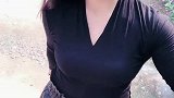 爱自拍的妹子，真是时尚自信！
