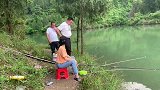 初次去水库钓鱼、收获了一条猛货，但旁边的大叔让人大吃一惊！