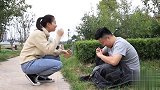 美女碰到傻子，问了傻子几个问题，没料傻子的回答绝顶聪明