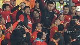 中超-华夏球迷疑遭易拉罐袭击 手举“证据”情绪激动-花絮