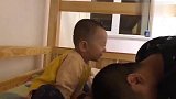 这小孩子长大了肯定是个人才，打一巴掌给一个红枣，爸爸都无语了
