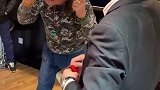 当豪横大爷碰上豪横老板，一番博弈谁能更高一筹？大爷能否买到心仪的藏品？精彩纷呈的视界
