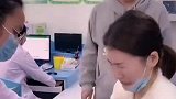 爸妈带萌娃打针心疼出同款表情包不愧是一家人