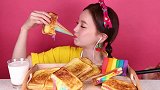 小姐姐吃彩虹拉丝吐司，拉丝的画面超级好看呀，羡慕小姐姐