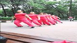 美女阿姨们在尬舞，这舞姿实在是让人眼前一亮