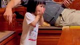 女子拍下自己父亲带女儿的一幕