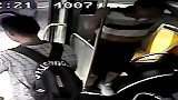 疯狂！广东一男子发酒疯马路中拦公交 司机欲报警被其一砖头砸晕