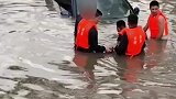 强降雨致铁路桥下出现积水，小车通过被困