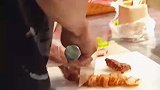 男子在路边买五花肉，看着老板的刀工干着急