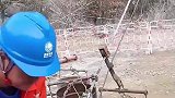 单缸柴油发动机，运送一桶石块上山