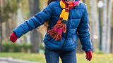 小女孩室内轮滑表演 极限操作巧过障碍物