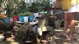婆媳俩用青豆做疙瘩汤，汤鲜味美有嚼劲，全家人都爱吃