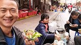 越南妹子来东兴卖毛蛋，中国这边生意好，比在越南挣钱多