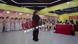 中国舞常规班演出现场，学舞的小姐姐们都是怎么斗艳的？