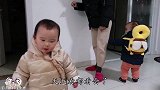 双胞胎兄妹学着大人做运动，紧跟妈妈的步伐，撅屁股蠢萌蠢萌的