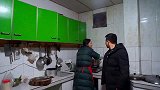 媳妇起早摘野菜，老妈下厨“油炸茴香饼”辣椒蘸饼配稀饭，安逸