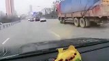刹车刹车，大货车没刹住！