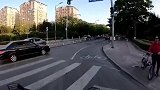 为什么有了白色实线还要铁栅栏呢，我想是为了约束某些人！