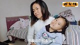 妈妈在上传视频，宝宝要妈妈抱，妈妈用这样的方法