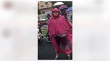 一模一样！岳云鹏cos“雨衣版”小岳岳 首度同框傻傻分不清
