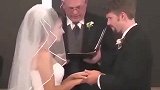 婚礼上新郎念错誓词，新娘笑出猪叫 这也许就是每个人期待的爱情