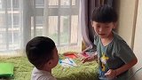 弟弟惹哥哥生气了，哥哥朝着弟弟的手就打，弟弟的哭声真让人心疼