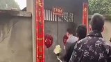 新郎上门接亲，没想新娘闺蜜却不开门，网友：不想结可以不结