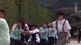 浙江丽水某学校举行拔河比赛，一方的学生眼看就要输了，前方男生突然撒开绳子跳起舞来，反败为胜
