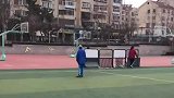 学生偷懒不想跑步谎称崴脚，没想到一到下课伤就好了