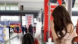 美女穿高跟鞋逛街，遇到最尴尬状况，鞋跟竟卡在了砖缝里！