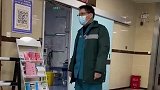 急诊护士拖着病体坚持工作，他们也需要关心和爱护