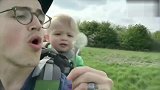 天呐，这个baby的笑声超治愈！可爱到爆炸
