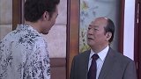 小伙正在庆祝，没想到这时老爸刚好进来