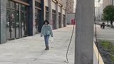 大街上发生的一幕，一定要曝光这个女人