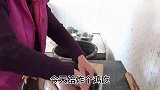 儿子失恋，给父母改善炸鸡块，老卷一反常态，啃肉都开心不起来