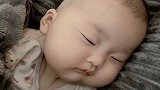 太听话了闺女，妈妈洗衣服，自己玩着玩着睡着了