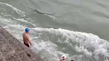 现场水流湍急，救援人员全程跟随