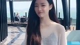 一看就是个白富美小姐姐，没有生活的压力走到哪都是无忧无虑的！