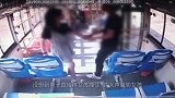 短裙女孩坐上公交车，男子尾随欲行不轨，司机没敢阻拦！