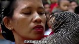 奇葩婚礼习俗，需要抱着巨蜥对视一分钟，新娘吓到冷汗直流